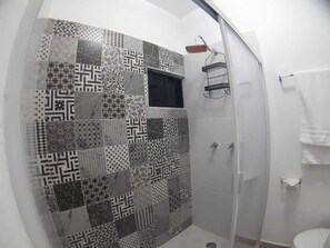 Haartrockner, Handtücher, Seife, Shampoo