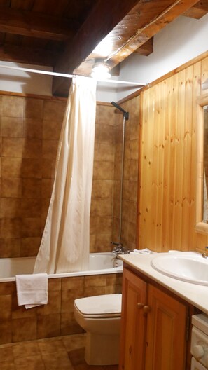 Appartement familial, 4 chambres, vue sur le jardin | Salle de bain | Baignoire, baignoire profonde, séchoir à cheveux, serviettes fournies