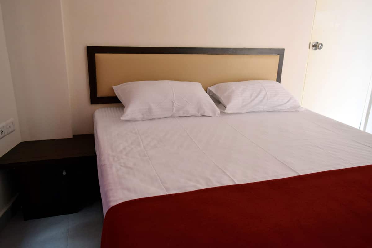 Standard Double Room, 1 Queen Bed, Accessible, Garden View | Desk, laptop workspace, iron/ironing board, free WiFi