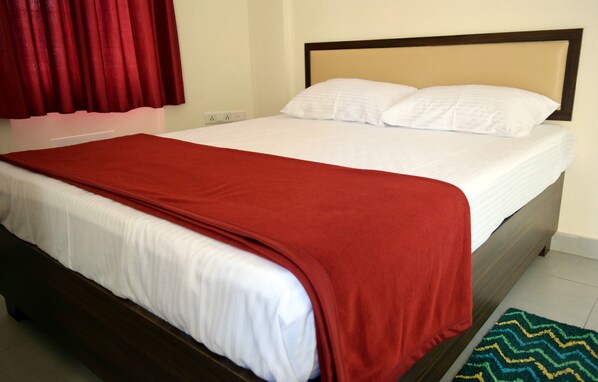 Quarto casal executivo, 1 cama Queen, acessível, vista para o jardim | Escrivaninha, espaço de trabalho para notebook