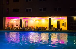 Una piscina al aire libre