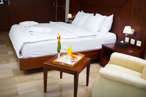 豪華套房, 1 張特大雙人床, 非吸煙房 | 迷你吧、房內夾萬、書桌、遮光窗簾/窗簾