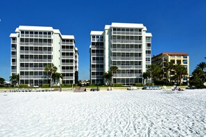 Exterior - Spectacular Beach View! Right on Beach! Amazing views!! (Siesta Key)