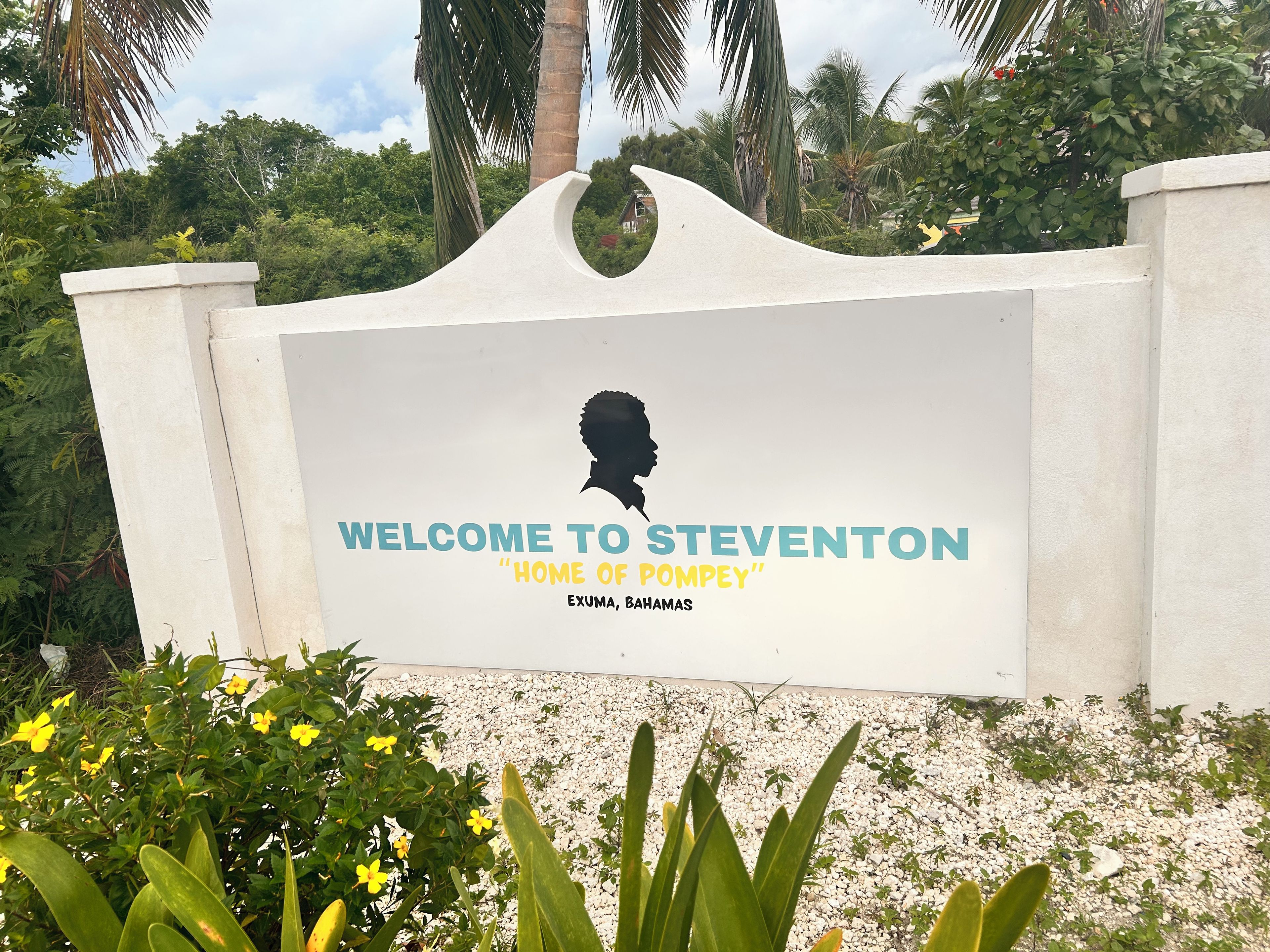 Señal de bienvenida con silueta y texto para Steventon, Exuma, Bahamas.
