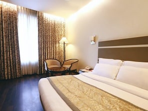 Camera Deluxe con letto matrimoniale o 2 letti singoli, non fumatori | Minibar, una scrivania, insonorizzazione, Wi-Fi gratuito