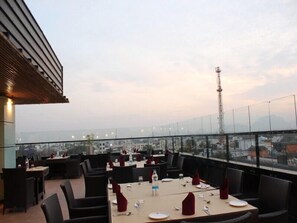 2 restaurants, breakfast, lunch, dinner served; international cuisine  - Hotel Heritage Inn (Coimbatore)