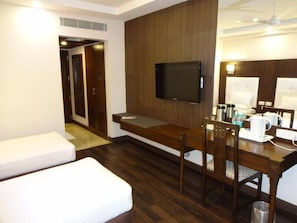 Minibar, desk, soundproofing, free WiFi