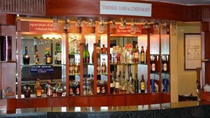 Un bar con un letrero que indica que está abierto de 11 de la mañana a 12 de la noche.