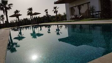 Hồ bơi ngoài trời