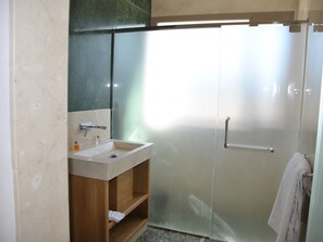 Villa, 5 Bedrooms | Bathroom | Combined shower/bathtub, deep-soaking bathtub, rainfall showerhead - Villa Zouina (Essaouira)