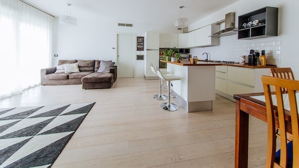 A modern apartment with a kitchen, dining area, and living room. - Welc-oM Daniel's (Selvazzano Dentro)