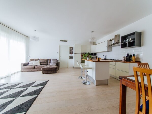 Apartment, Mehrere Betten, Nichtraucher, Gartenblick | Wohnbereich | Flachbildfernseher