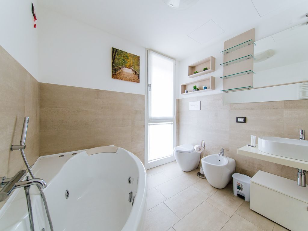 Apartment, Multiple Beds, Non Smoking, Garden View | Bathroom | Jetted tub, rainfall showerhead, free toiletries, bidet
