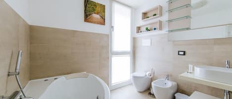 Apartment, Multiple Beds, Non Smoking, Garden View | Bathroom