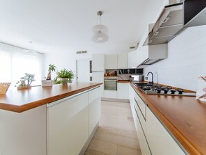 Apartment, Mehrere Betten, Nichtraucher, Gartenblick | Eigene Küche | Großer Kühlschrank, Mikrowelle, Ofen, Herdplatte