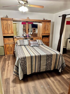 1 habitación, tabla de planchar con plancha, wifi y ropa de cama 