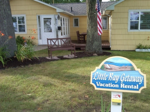 'Little Bay Getaway' Cottage near Beach & Park