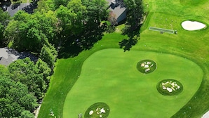 A golf course with a well-maintained green, sand bunkers, and a putting green. - 🌄Resort Vacations at Fairfield Glade TN Beautiful 2 bedroom Villa (Fairfield Glade)