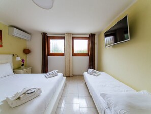 Departamento, varias camas, para no fumadores | 1 habitación, decoración personalizada, muebles diferentes y escritorio 