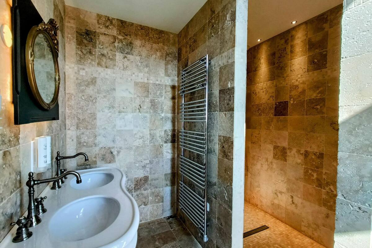 family suite "château" with tower | bathroom | shower, rainfall showerhead, free toiletries, hair dryer