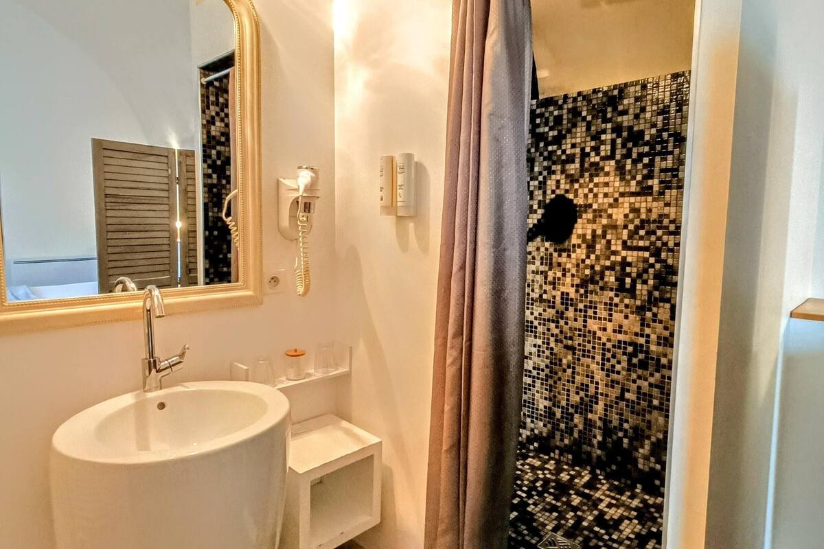 xxchambre triple, 1 grand lit et 1 canapé-lit, non-fumeur | bathroom | shower, rainfall showerhead, free toiletries, hair dryer