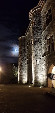 Front of property – evening/night. Les Chambres De La Renaissance