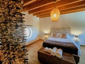 Minibar, decoración personalizada, muebles diferentes y escritorio 