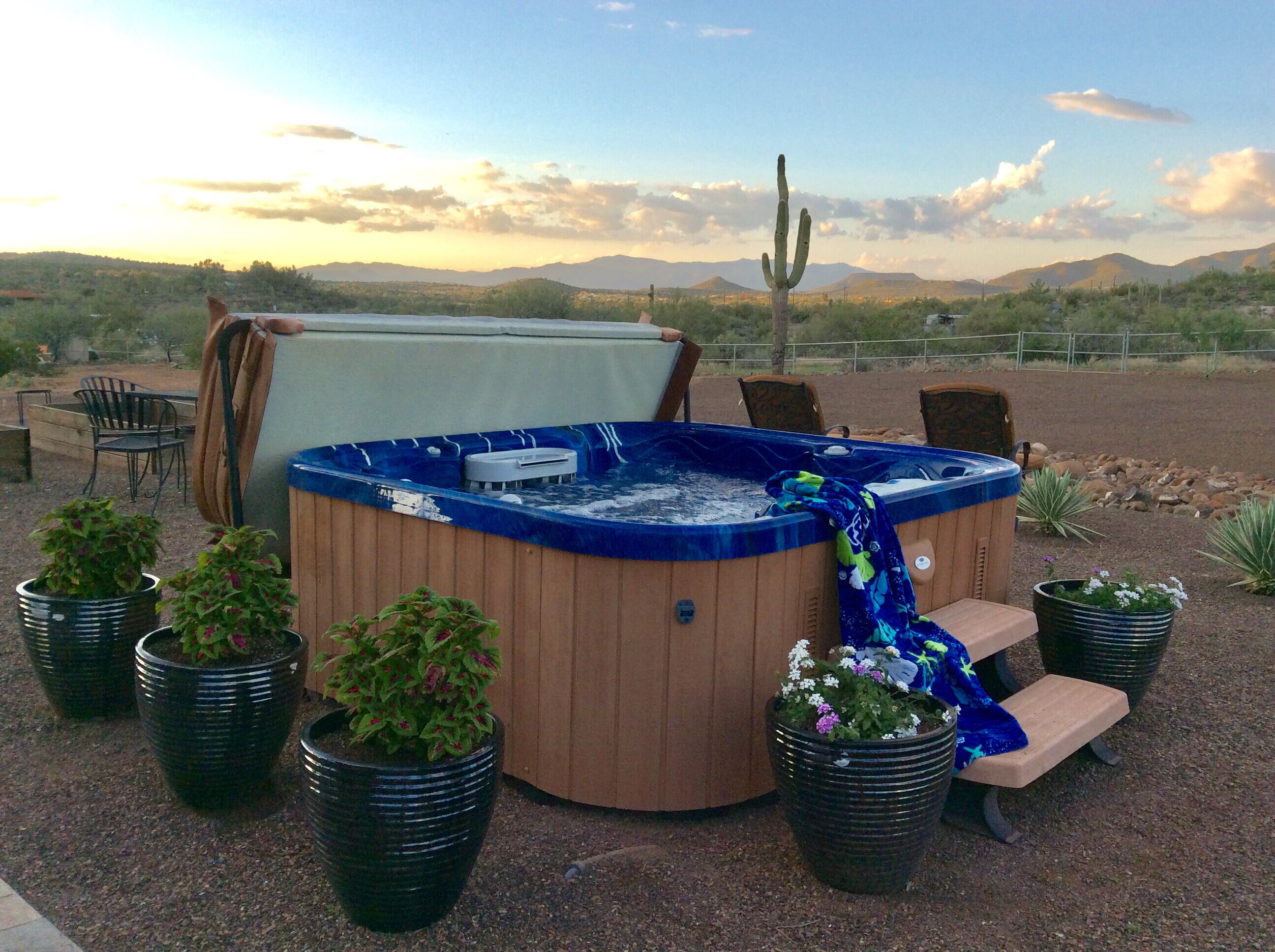 Luxe Suite - Hot Tub - Views - Goats
