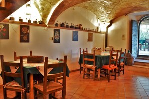 Se sirven comidas, cenas y cocina local 