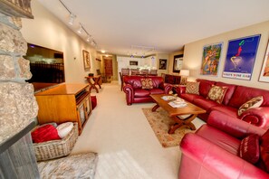 Smart TV, fireplace, DVD player - Spacious Condo with Excellent Location at the Base of Aspen Mountain (Aspen)