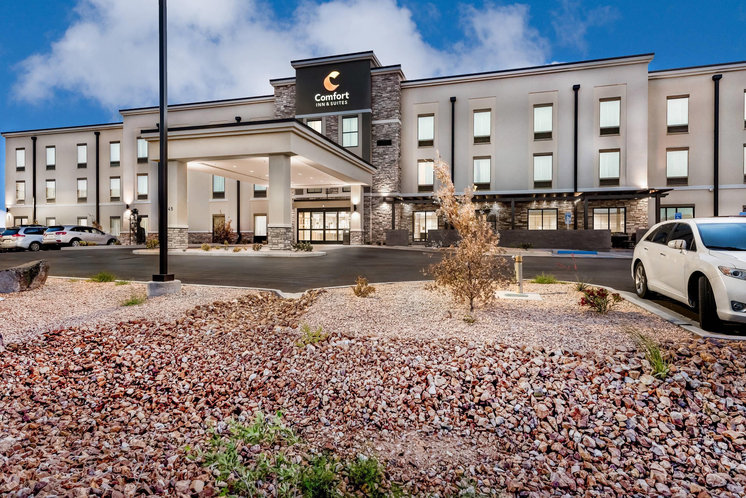 Un hotel Comfort Inn & Suites con un diseño moderno, que presenta fachada de piedra y entrada cubierta.