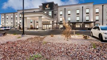 Un hotel Comfort Inn & Suites con un diseño moderno, que presenta fachada de piedra y entrada cubierta.