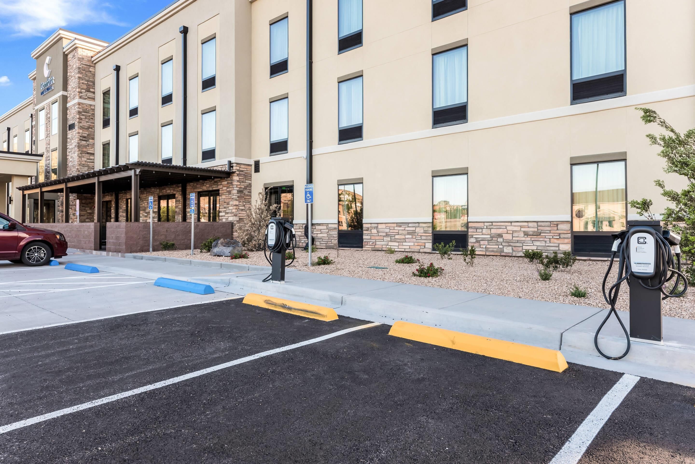 Un hôtel doté d’un parking, d’une borne de recharge pour véhicules électriques et d’un espace extérieur couvert.