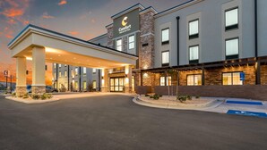 A Comfort Inn & Suites hotel with a covered entrance, a parking lot, and a sign indicating handicapped accessibility. - Comfort Inn & Suites Zion Park Area (Hurricane)