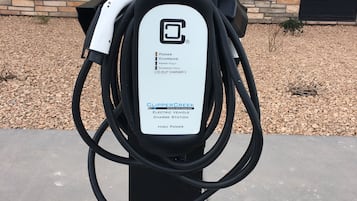 Una estación de carga para vehículos eléctricos con una etiqueta que indica que es un cargador de alta potencia, modelo LID 25.27.