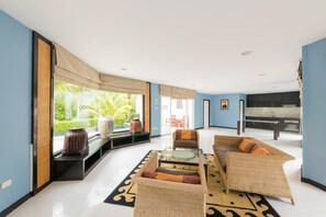 Luxury Private Pool Villa 4 BR | Soundproofing, free WiFi - Lespalm Waterfall Pool Villa (Thep Krasattri)
