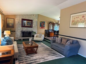 Smart-TV, peis, DVD-spiller og bøker