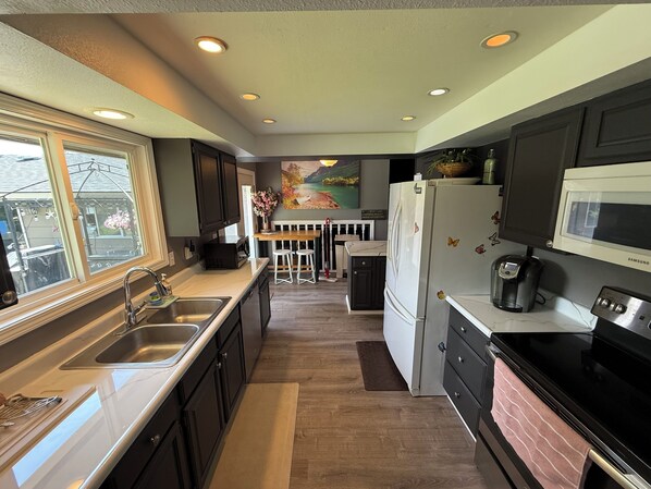 Refrigerador, microondas, horno y parrilla de estufa 