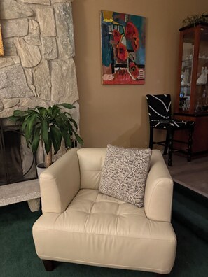 Smart TV, fireplace, DVD player, books - Spokane Indoor Pool Home (Spokane)
