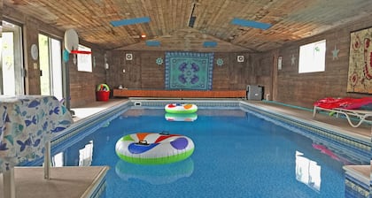 Casa de la piscina cubierta completamente surtida