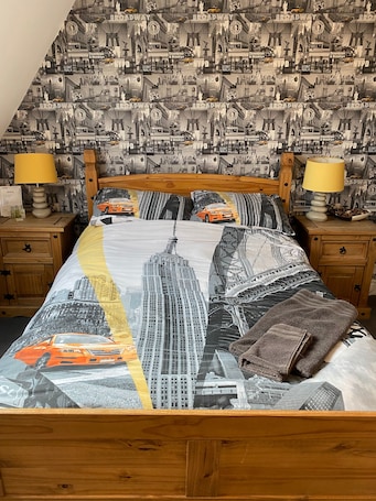 Double Room, Shared Bathroom (2) | Individually decorated, individually furnished, iron/ironing board