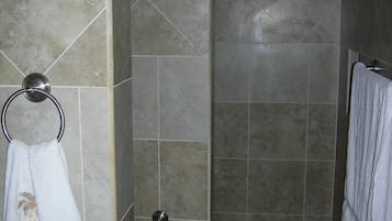 Shower, bidet, towels, toilet paper