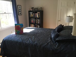 3 bedrooms, iron/ironing board, free WiFi, bed sheets - Cozy Cape-Style Home in Kennebunk, Maine. (Kennebunk)