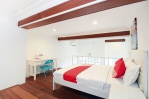 Egyptian cotton sheets, desk, free WiFi, bed sheets - OYO 204 Blessing Residence (Surabaya)