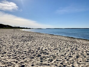 Ubicación cercana a la playa y tumbonas