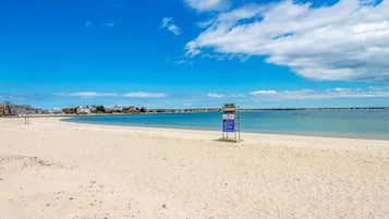 Perto da praia, espreguiçadeiras 