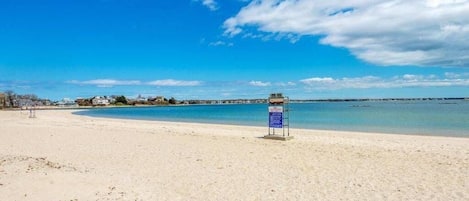 Una spiaggia nelle vicinanze, lettini da mare