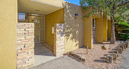 ABQ Uptown Condo near I-40, 2bd/1ba, AC!