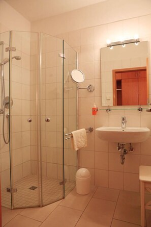 Shower, pengering rambut,  dan handuk