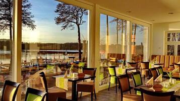 Serveert lunch en diner, lokale en internationale gerechten